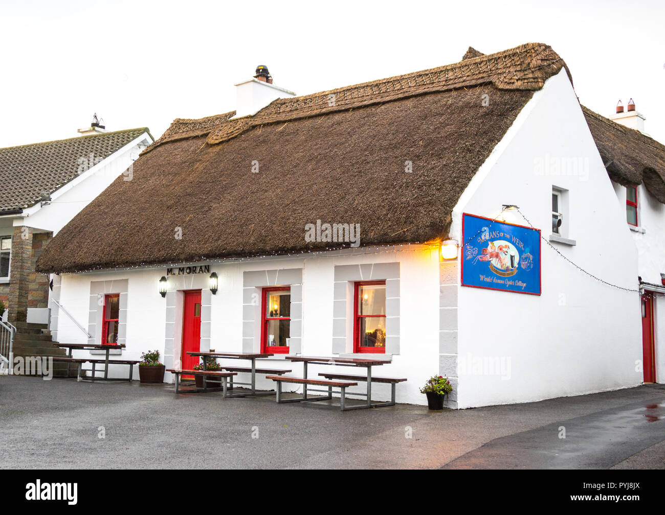 Moran's Oyster Cottage is a traditional seafood restaurant and pub located at The Weir, Kilcolgan, in County Ga Stock Photo