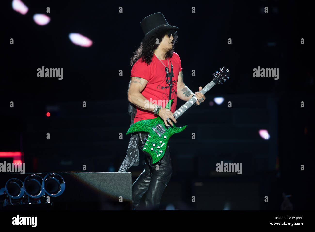 Former Guns N' Roses guitarist Slash signs copies of his autobiography ' Slash' at Waterstone's in Piccadilly, London Stock Photo - Alamy