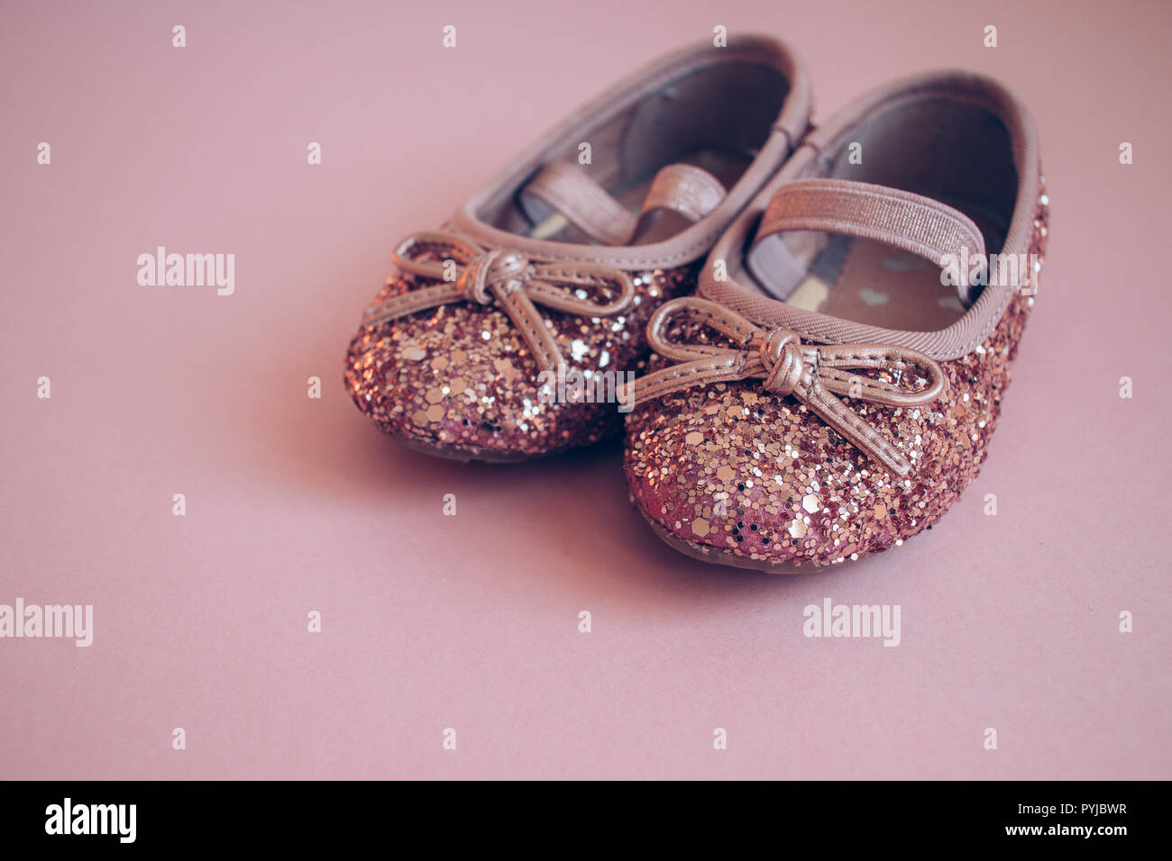 Rose gold glitter background hi-res stock photography and images - Alamy