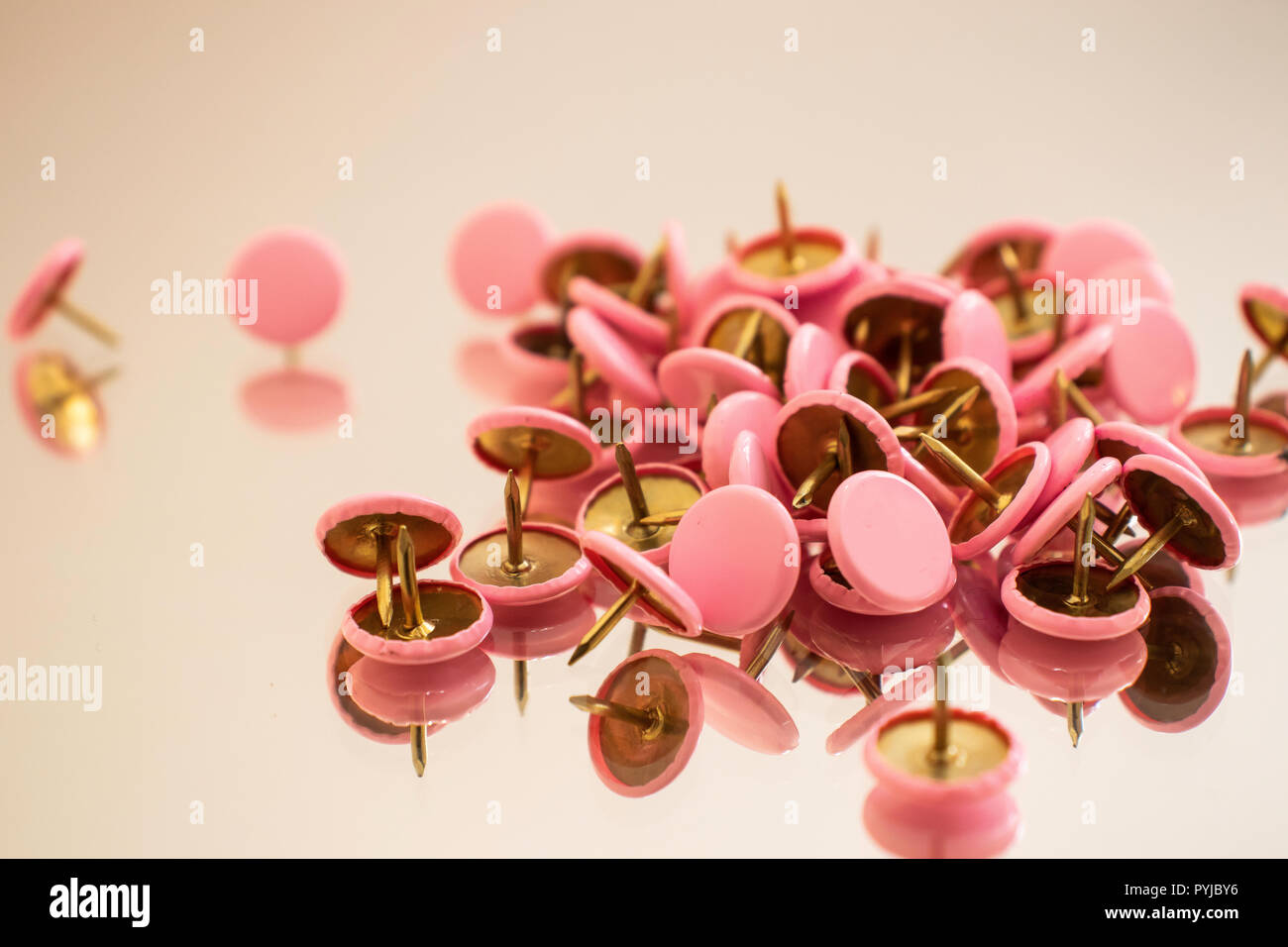 Drawing pins hires stock photography and images Alamy