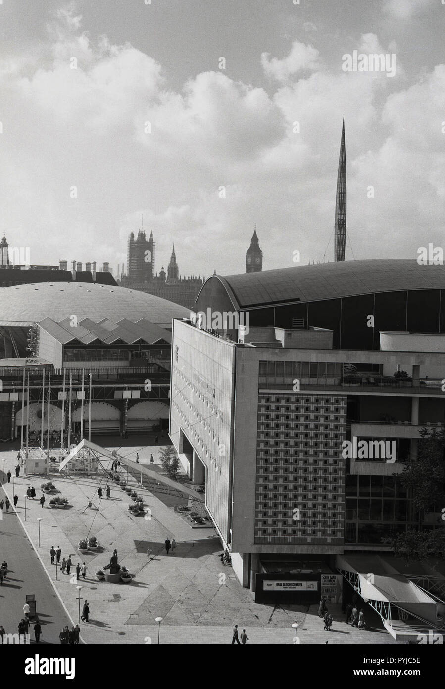Mid-1950s, historical, overhead view of the South bank Exhibition centre, London, Royal Festival Hall, A Karl Ulrich Schnabel piano recital taking place at the venue. The British Houses of Parliament can be seen in the distance. Stock Photo