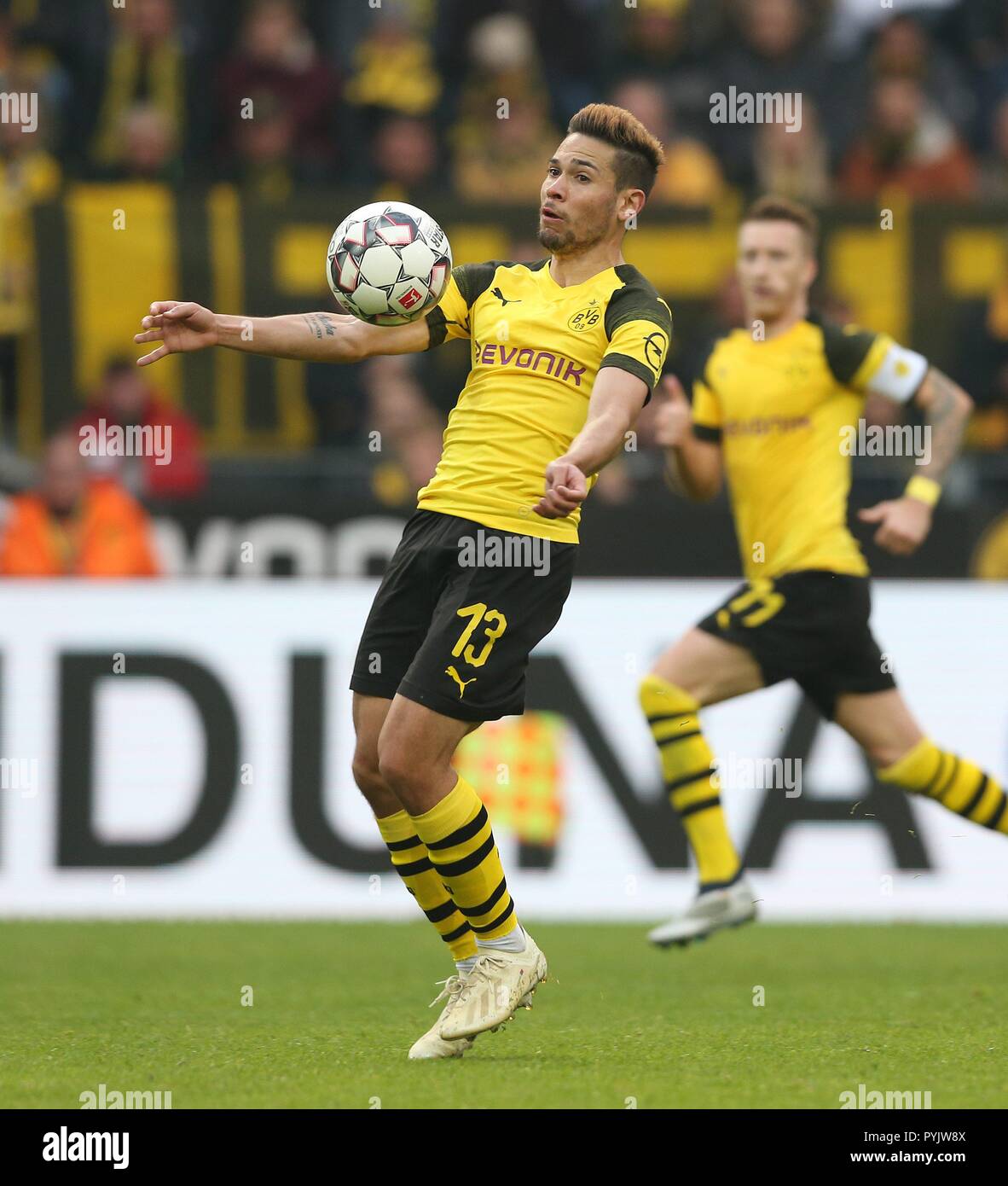 Firo 27 10 2018 Football 1 Bundesliga Season 2018 2019 Bvb Borussia Dortmund Hertha Bsc Berlin 2 2 Raphael Guerreiro Bvb Single Action Usage Worldwide Stock Photo Alamy