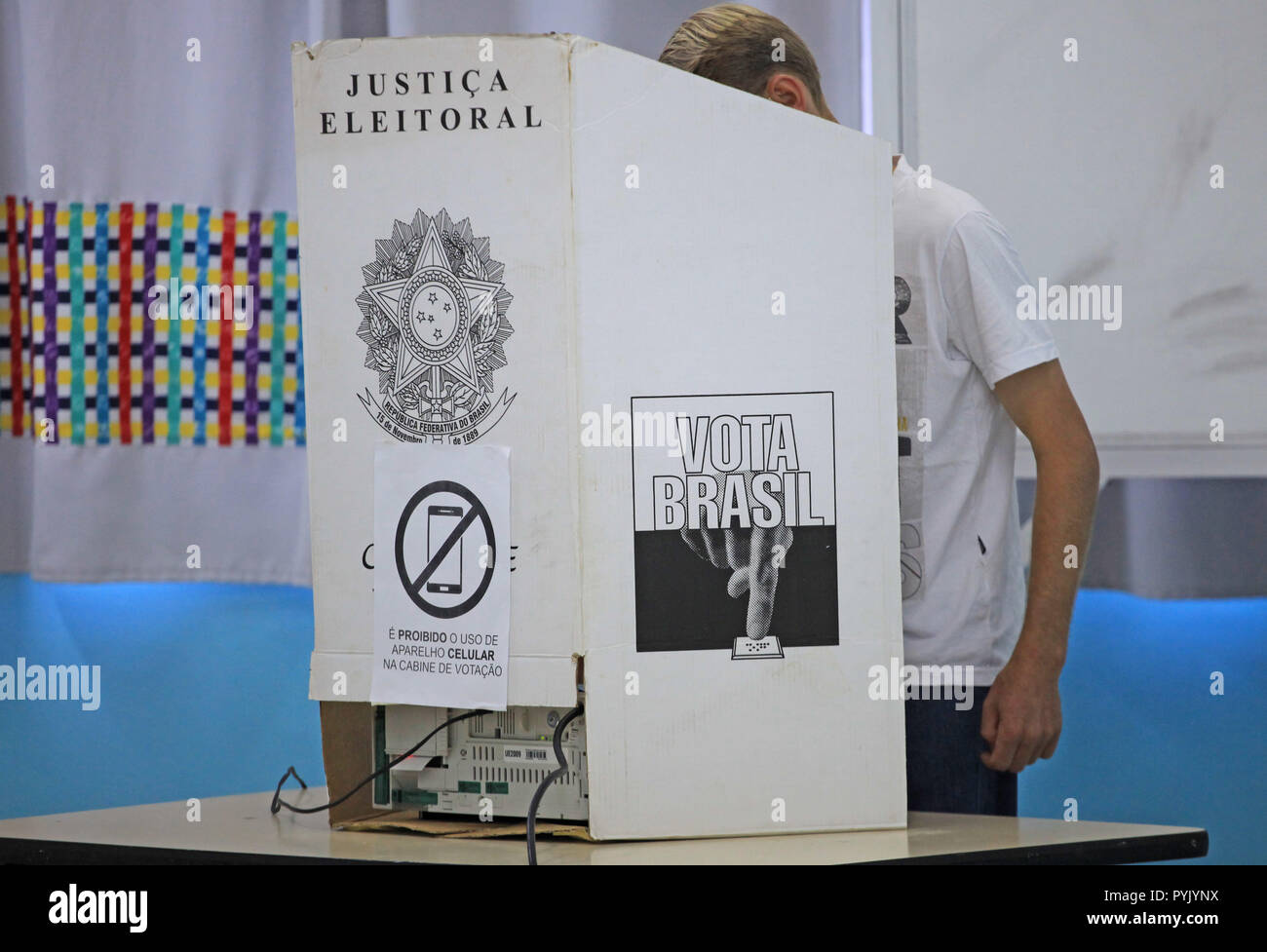Parana, Brazil. 28 October 2018. Voters vote for president during the second round of the 2018 elections. In the photo, voters vote in Campo Mourão, in the Central-West Region of Paraná. (Photo: Dirceu Portugal/Fotoarena) Credit: Foto Arena LTDA/Alamy Live News Stock Photo
