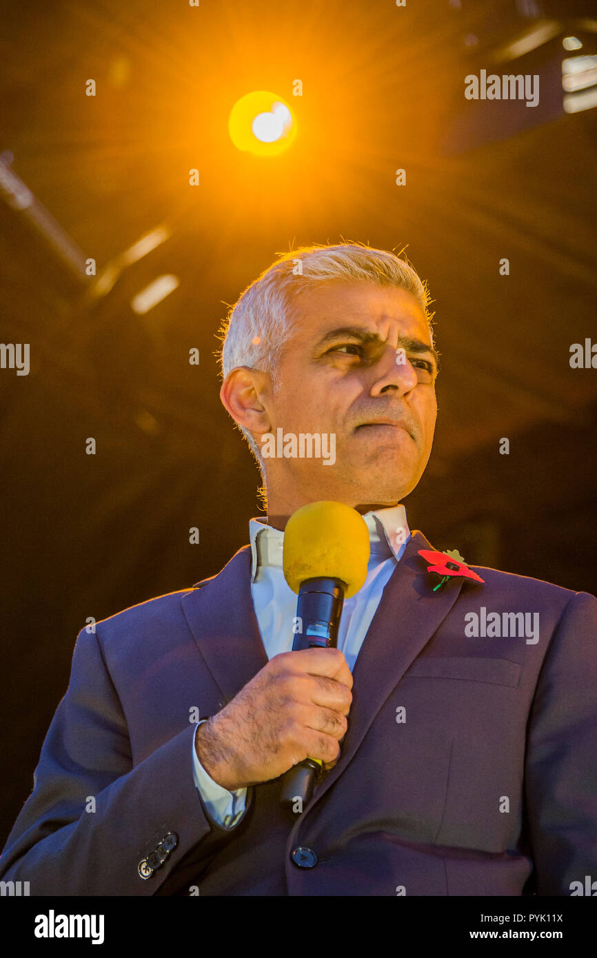 London, UK. 28th Oct, 2018. Sadiq Khan speaks wearing a poppy make of khadi, a material popularised by Mahatma Gandhi, in honour of the 1.5m members of the Indian Expeditionary Force who fought in Europe with the British army during WW1 - Diwali Festival 2018, Trafalgar Square, London - to celebrate the Hindu, Sikh and Jain festival of lights a line-up of music and dance, plus workshops, foods and crafts. Credit: Guy Bell/Alamy Live News Stock Photo