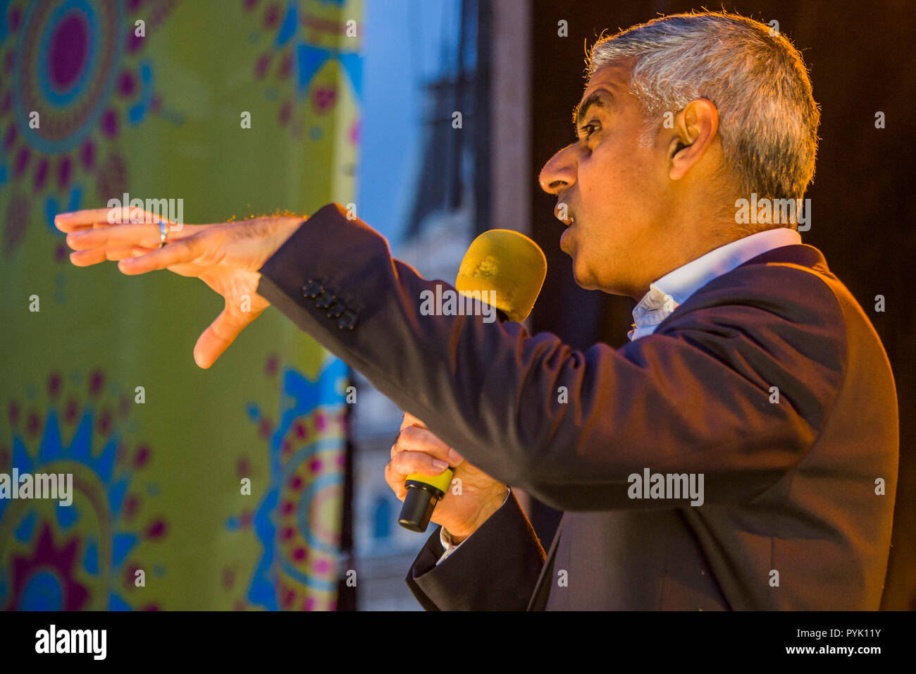 London, UK. 28th Oct, 2018. Sadiq Khan speaks wearing a poppy make of khadi, a material popularised by Mahatma Gandhi, in honour of the 1.5m members of the Indian Expeditionary Force who fought in Europe with the British army during WW1 - Diwali Festival 2018, Trafalgar Square, London - to celebrate the Hindu, Sikh and Jain festival of lights a line-up of music and dance, plus workshops, foods and crafts. Credit: Guy Bell/Alamy Live News Stock Photo