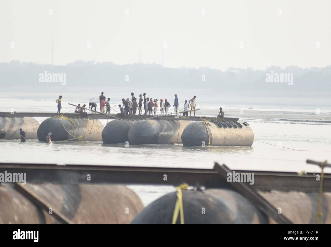 Allahabad, Uttar Pradesh, India. 28th Oct, 2018. Allahabad-Uttar Pradesh/India, 28-10-2018: Indian labourers make a temporary Pantoon Tank bridge over Ganges River for upcoming Kumbh Mela Festival in Allahabad, now renamed as PrayagRaj on October 28, 2018 . he Kumbh Mela in the town of Allahabad will see milliond of Hindu devotees gather from January 15, 2019 to March 4, 2019 to take a ritual bath in the holy waters, believed to cleanse sins and bestow blessings. Credit: Prabhat Kumar Verma/ZUMA Wire/Alamy Live News Stock Photo