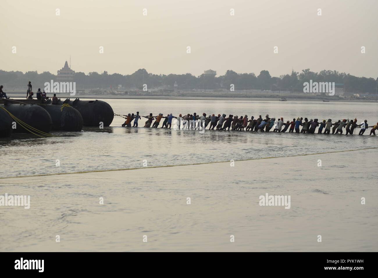 Allahabad, Uttar Pradesh, India. 28th Oct, 2018. Allahabad-Uttar Pradesh/India, 28-10-2018: Indian labourers make a temporary Pantoon Tank bridge over Ganges River for upcoming Kumbh Mela Festival in Allahabad, now renamed as PrayagRaj on October 28, 2018 . he Kumbh Mela in the town of Allahabad will see milliond of Hindu devotees gather from January 15, 2019 to March 4, 2019 to take a ritual bath in the holy waters, believed to cleanse sins and bestow blessings. Credit: Prabhat Kumar Verma/ZUMA Wire/Alamy Live News Stock Photo