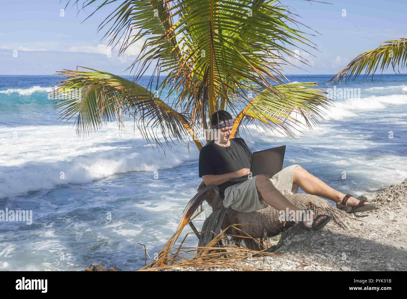 необитаемый остров закат. сидит под пальмами. сидит под пальмами. сидит под пальмами. гамак на море.