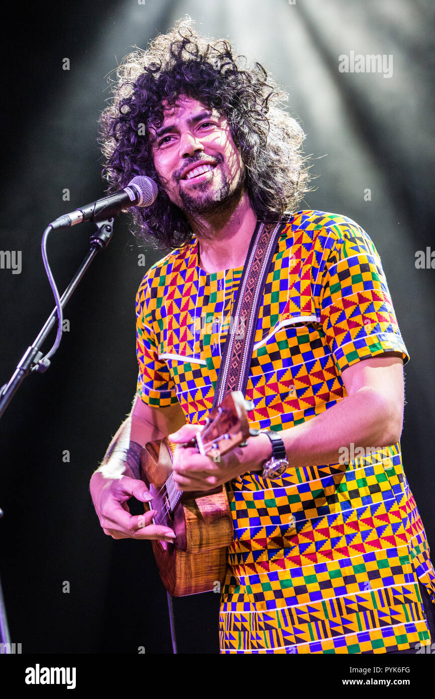 Alu Singer Shiow hi-res stock photography and images - Alamy