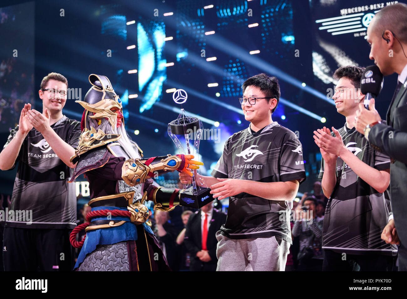 Hamburg, Deutschland. 28th Oct, 2018. Handover of the Mercedes-Benz MVP Trophy to MidOne from Team Secret. GES/eSport/ESL One Hamburg, 28.10.2018 eSports: ESL One Hamburg, October 28, 2018 | usage worldwide Credit: dpa/Alamy Live News Stock Photo