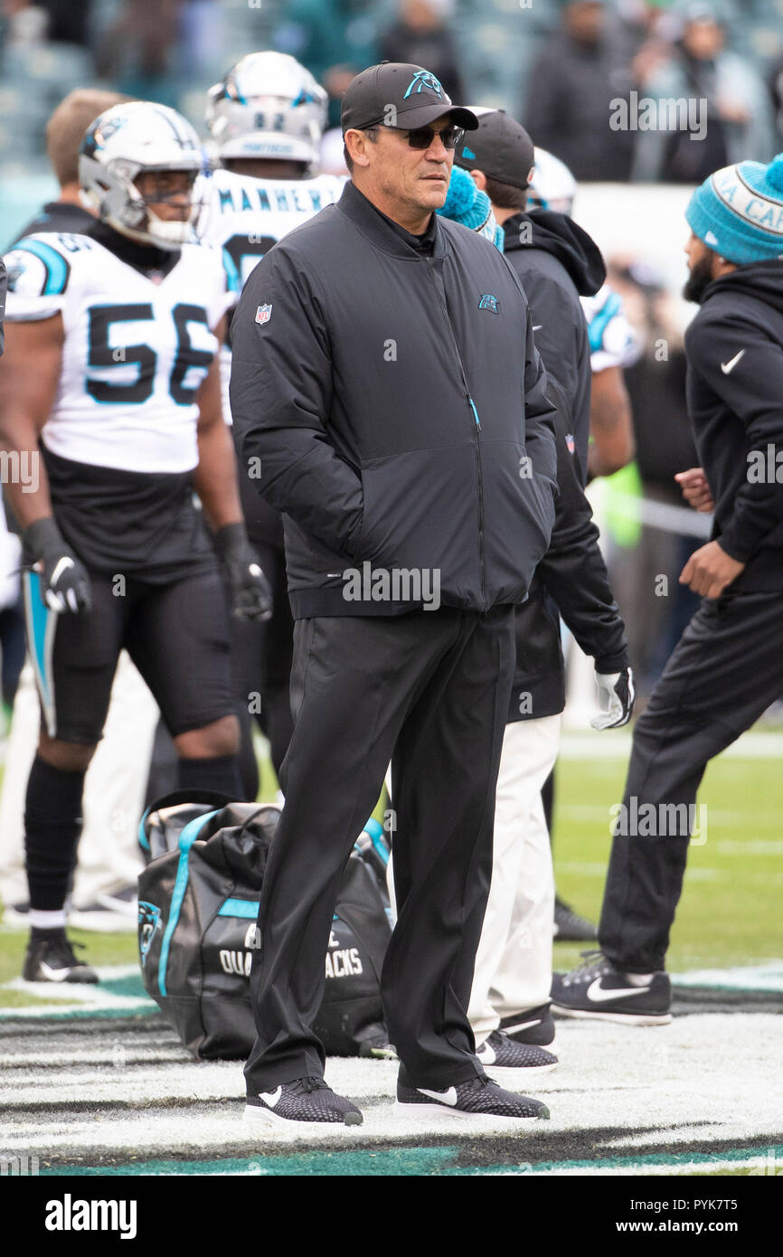 Carolina Panthers head coach Ron Rivera, left, signs an autograph before  the NFL football team's practice in Charlotte, N.C., Tuesday, Nov. 24,  2015. (AP Photo/Chuck Burton Stock Photo - Alamy