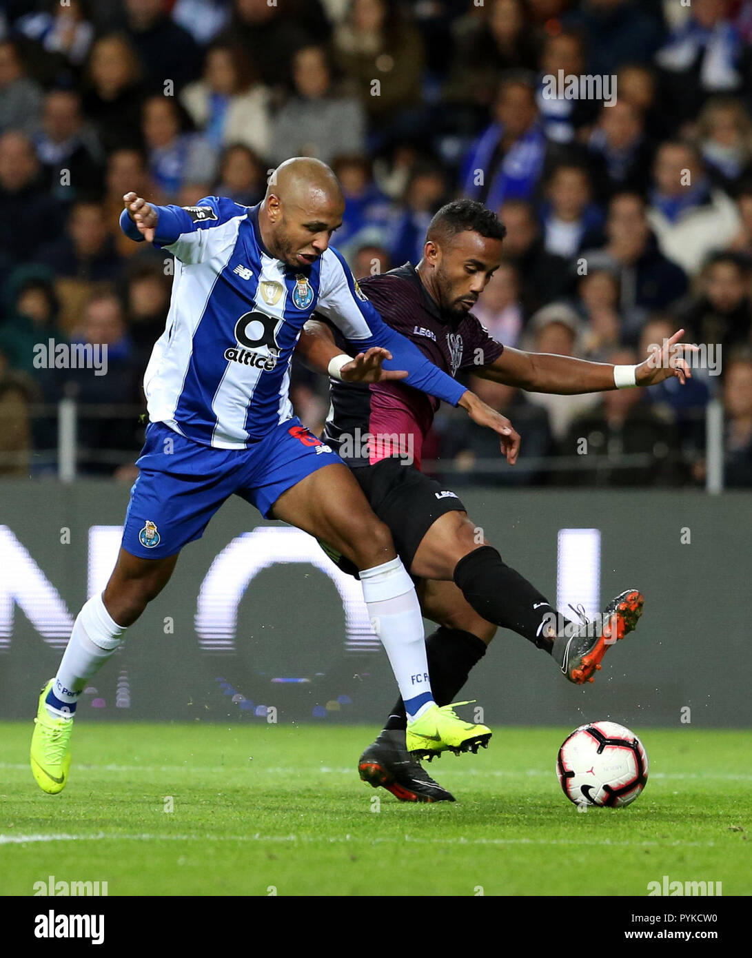 Porto, Portugal. 28th Oct, 2018. Yacine Brahimi (L) of Porto vies with Edson Farias of Feirense during the Portuguese League soccer match between FC Porto and CD Feirense at Dragon Stadium in Porto, Portugal, Oct. 28, 2018. FC Porto won 2-0. Credit: Catarina Morais/Xinhua/Alamy Live News Stock Photo