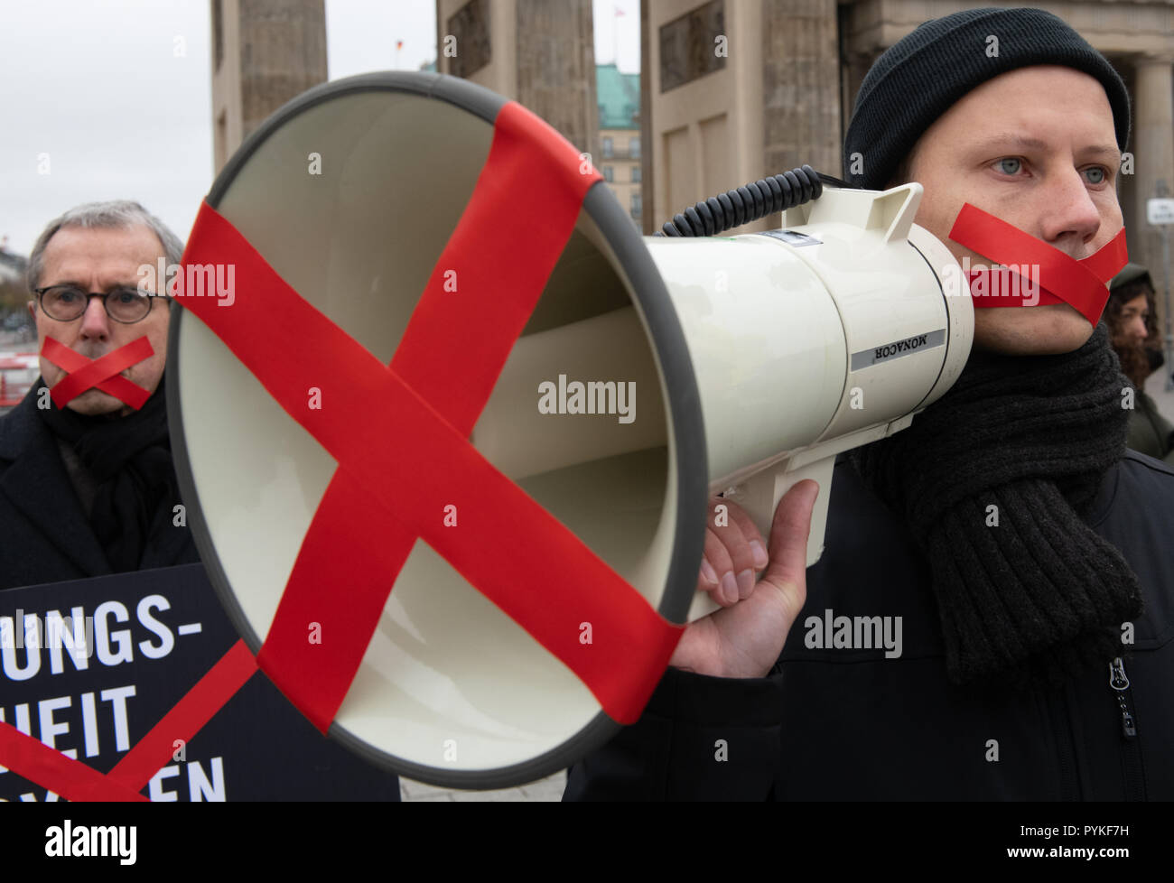 Berlin, Germany. 29th Oct, 2018. Amnesty International activists protest on the sidelines of the Egyptian President's visit to the Brandenburg Gate against human rights violations in Egypt and for freedom of expression in the country in North Africa. Credit: Paul Zinken/dpa/Alamy Live News Stock Photo