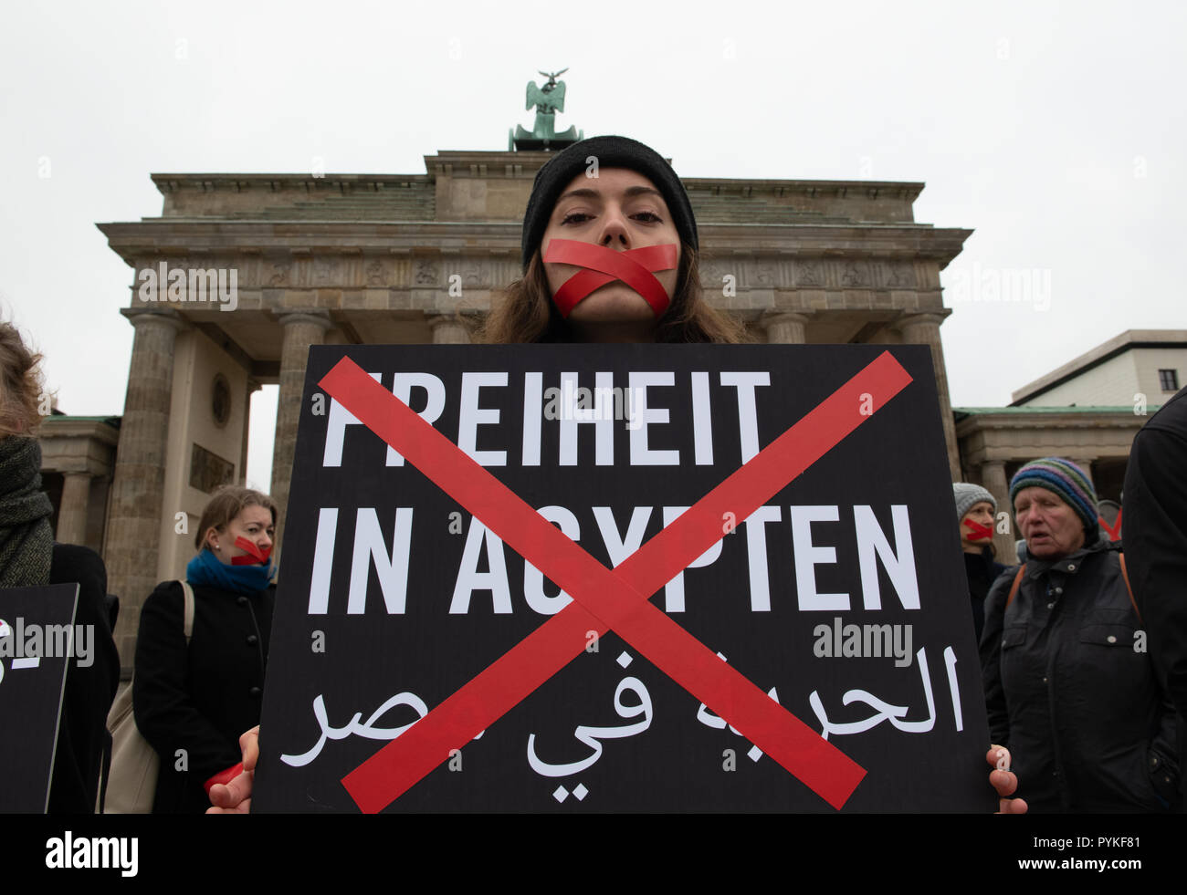 Berlin, Germany. 29th Oct, 2018. Amnesty International activists protest on the sidelines of the Egyptian President's visit to the Brandenburg Gate against human rights violations in Egypt and for freedom of expression in the country in North Africa. Credit: Paul Zinken/dpa/Alamy Live News Stock Photo