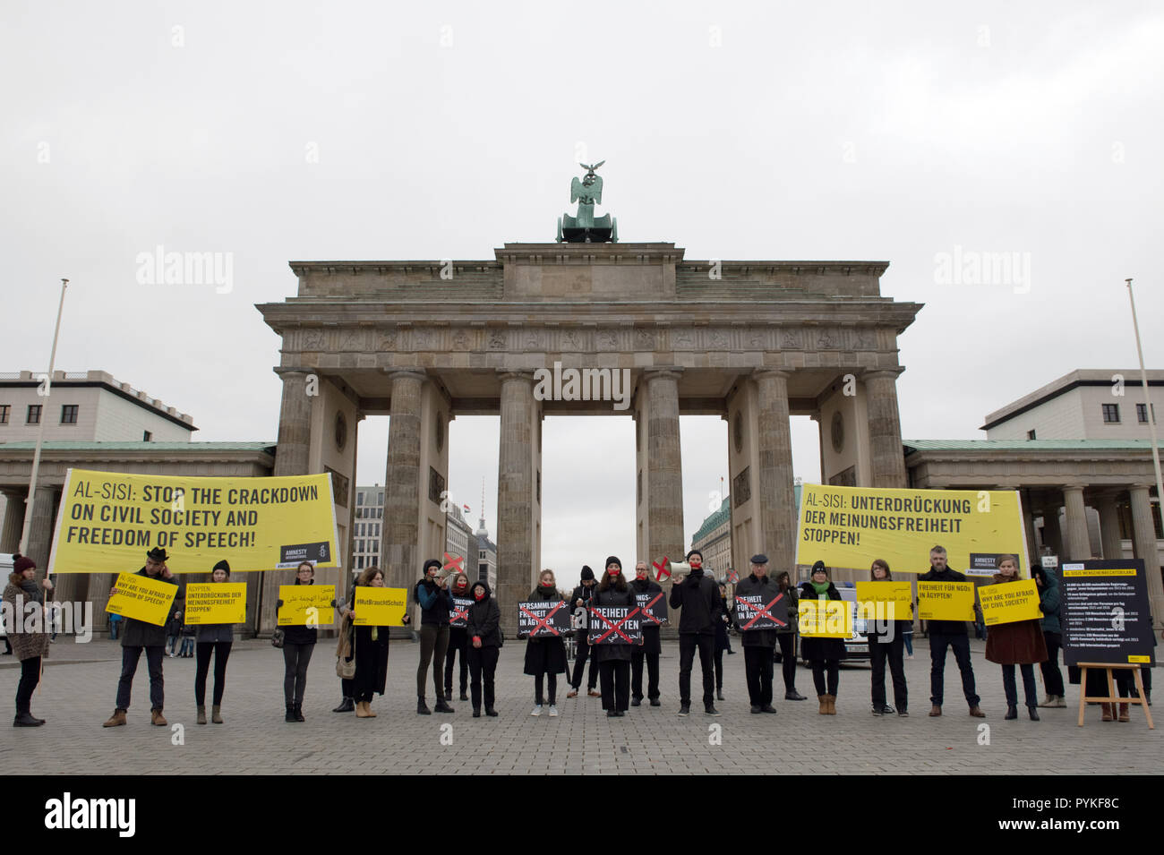 Berlin, Germany. 29th Oct, 2018. Amnesty International activists protest on the sidelines of the Egyptian President's visit to the Brandenburg Gate against human rights violations in Egypt and for freedom of expression in the country in North Africa. Credit: Paul Zinken/dpa/Alamy Live News Stock Photo