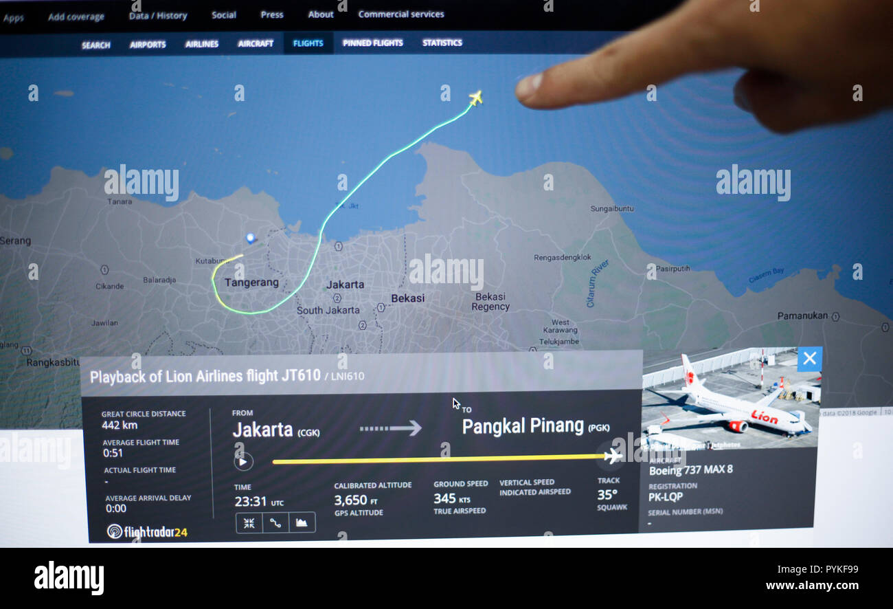 Screengrab. 29th Oct, 2018. A resident pointed the trajectory of the aircraft in the Flightradar24 application of the Lion Air JT 610 plane crash in the Java Sea, Karawang, West Java. Indonesian officials (Basarnas) said 188 people were on board. Credit: SOPA Images Limited/Alamy Live News Stock Photo