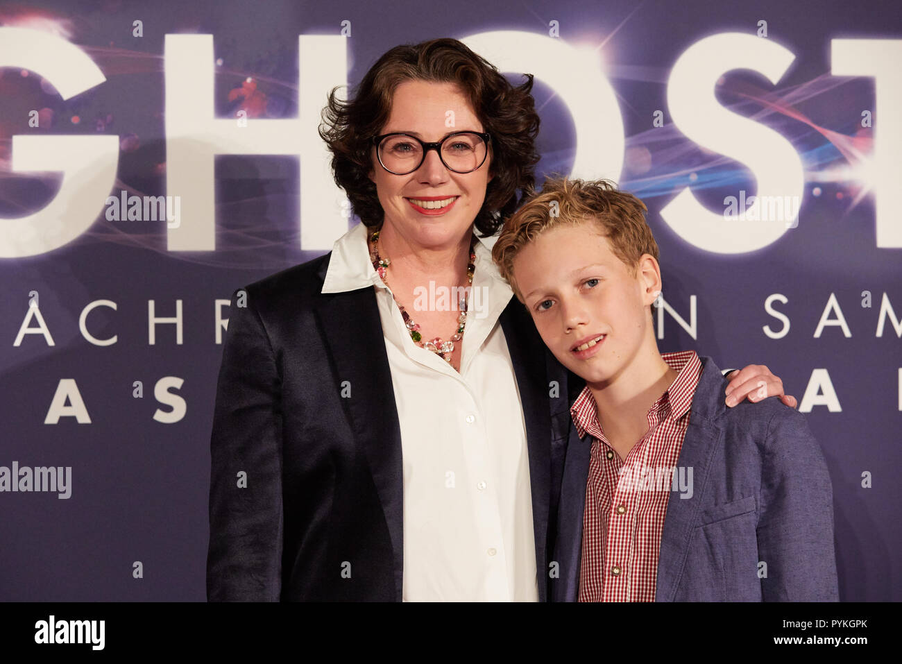 Hamburg, Germany. 28th Oct, 2018. Ildiko von Kürthy, writer and journalist,  and her son Gabor come to the Hamburg premiere of the musical "Ghost". The  musical will be a guest at the