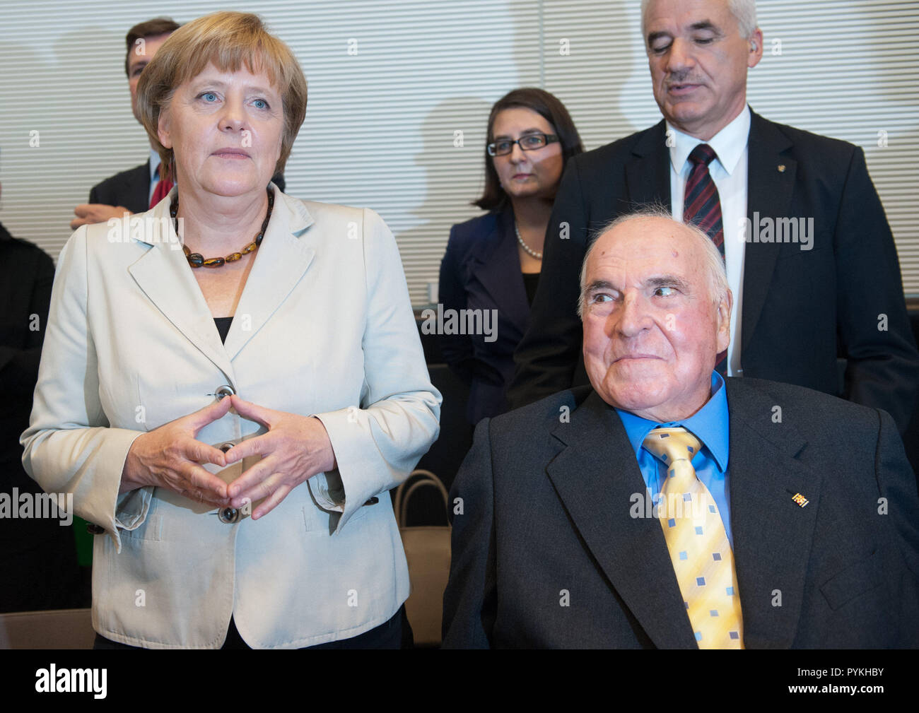 Berlin, Deutschland. 25th Sep, 2012. Old Chancellor Helmut Kohl (front right) visits the meeting of the CDU/CSU parliamentary group on 25.09.2012 in the Reichstag in Berlin. Chancellor Angela Merkel (CDU) stands next to him. The Union honors the former CDU chairman for his 16-year chancellorship. Credit: Maurizio Gambarini dpa | usage worldwide/dpa/Alamy Live News Stock Photo