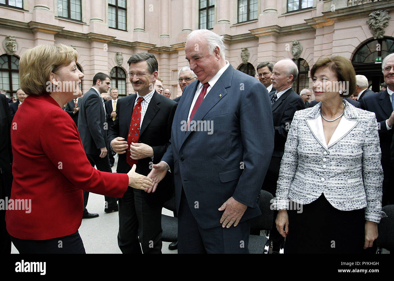 German Chancellor Angela Merkel (CDU, l) welcomes former Chancellor Helmut Kohl (M) on Monday (08.05.2006) in the Schluterhof of the German Historical Museum in Berlin. Eva Luise Kohler (r), the wife of the Federal President, and the FDP member of the Bundestag Hermann Otto Solms (2.left to right) watch the greeting. The Federal Chancellor delivered a speech to Heinrich Haasis at the handing over of the presidency of the German Sparkassen- und Giroverband. Haasis takes over the office of Dietrich H. Hoppenstedt. Photo: Miguel Villagran dpa/lbn     (c) dpa - Report     | usage worldwide Stock Photo