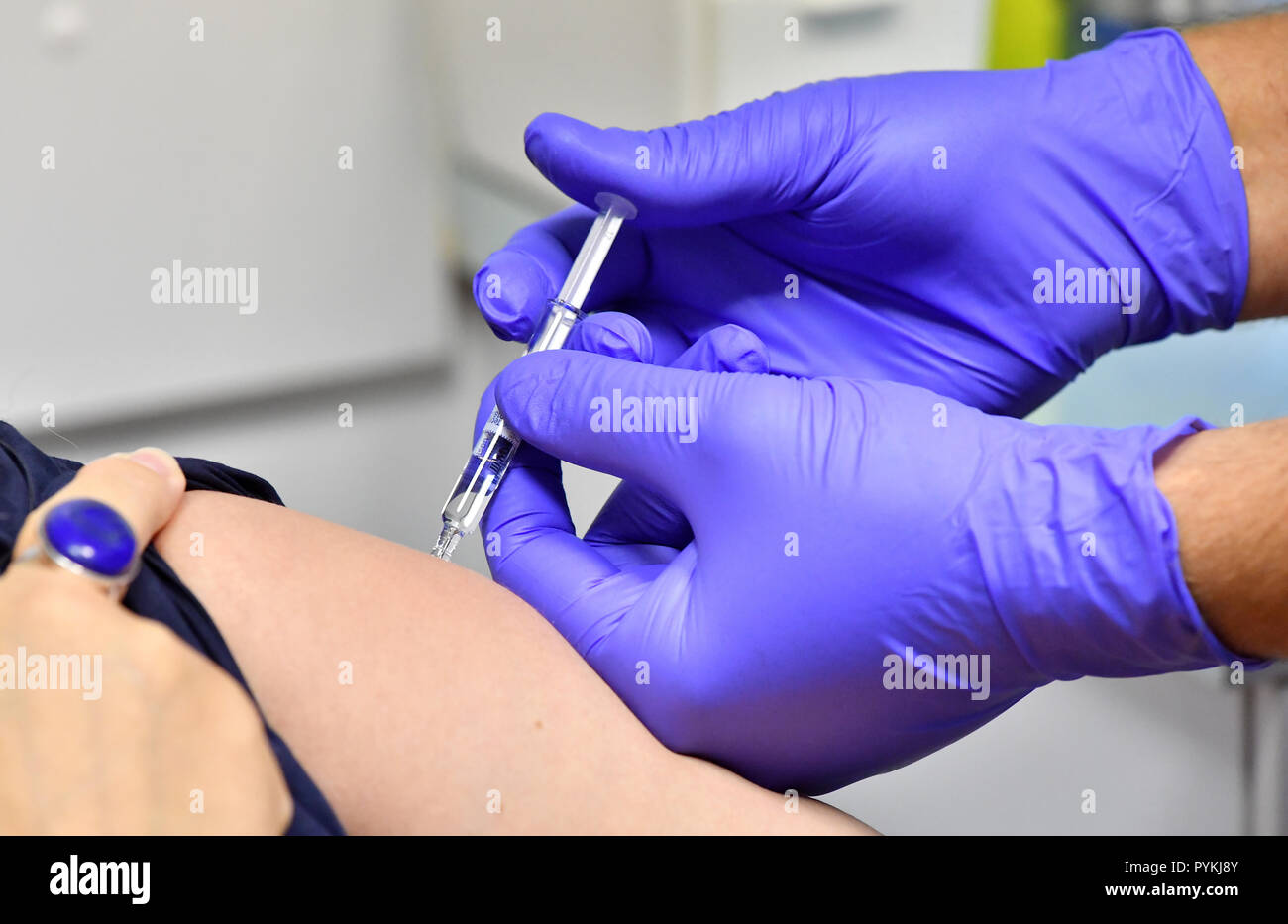 29 October 2018, Thuringia, Erfurt: Heike Werner (Die Linke), Thuringian Minister of Health, is vaccinated against influenza in the polyclinic of Dr. med. Kielstein Ambulante Medizinische Versorgung GmbH. One year after the start of a Thuringia-wide vaccination campaign for older people, the organisers draw up an interim balance on the same day. The 'Vaccination60 ' campaign, which runs until September 2019, is intended to lead to better vaccination protection for older people. The focus is on protective vaccinations against viral influenza and pneumococcal bacteria as causes of pneumonia. Pho Stock Photo
