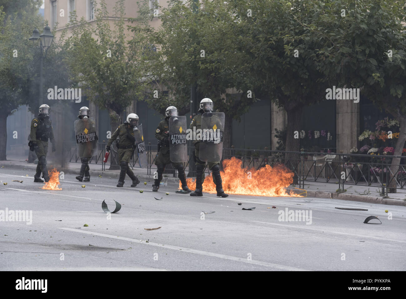 Athens, Greece. 29th Oct, 2018. Black block protesters clash with riot ...