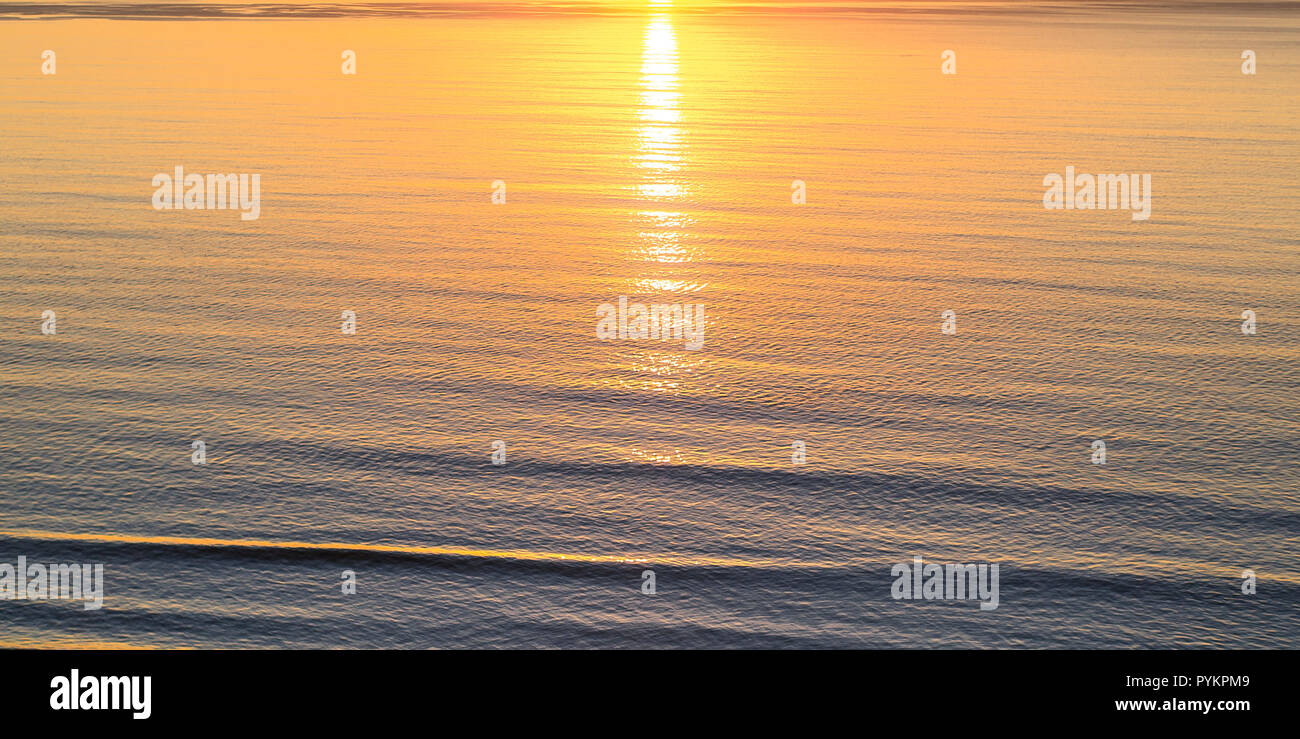 Sun reflecting ocean hi-res stock photography and images - Alamy