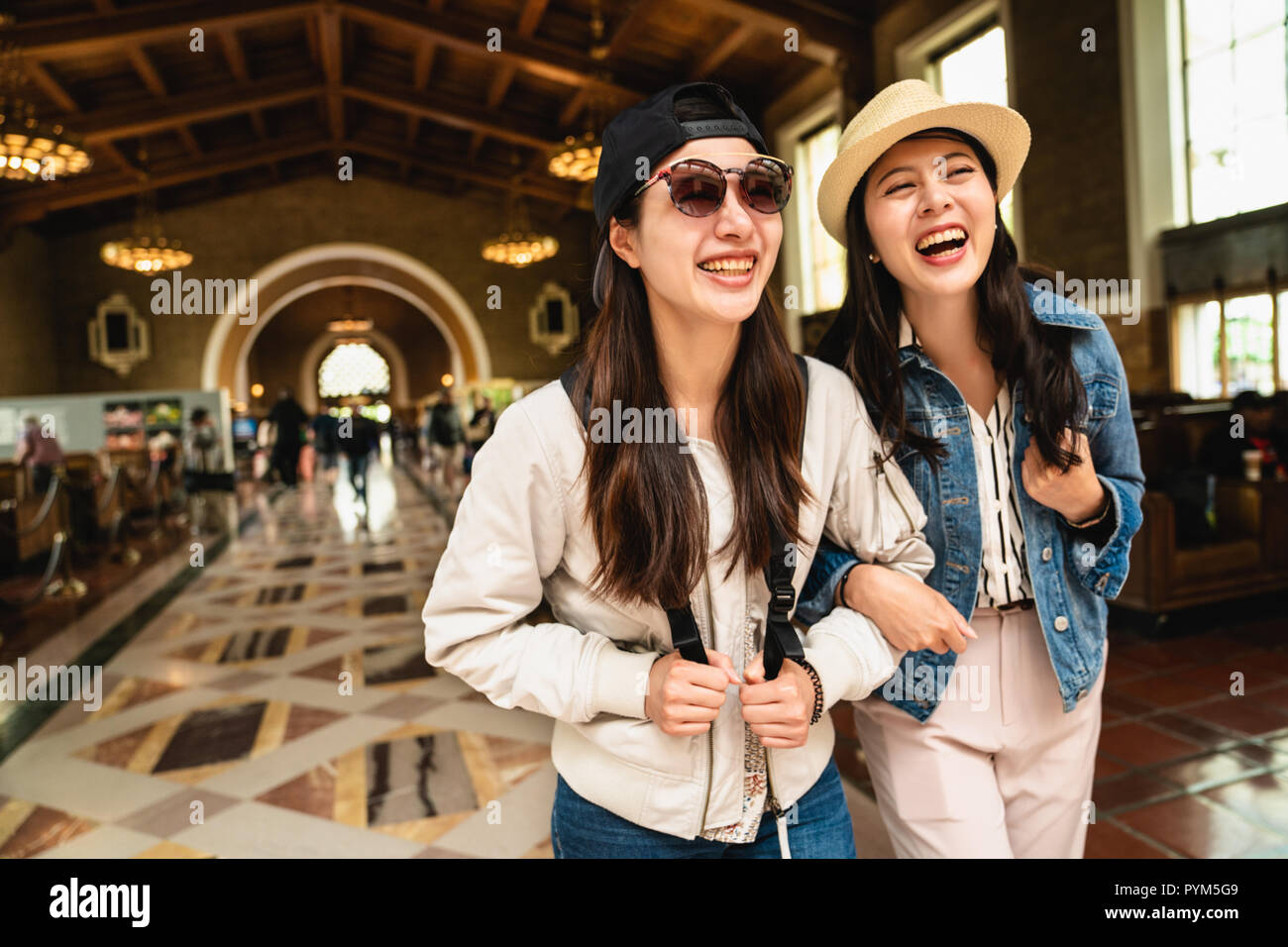 Прогулка с подругой. Подруги идут. Две девушки идут под ручку. Подругу под руку. Подружки идут по улице красивое фото.