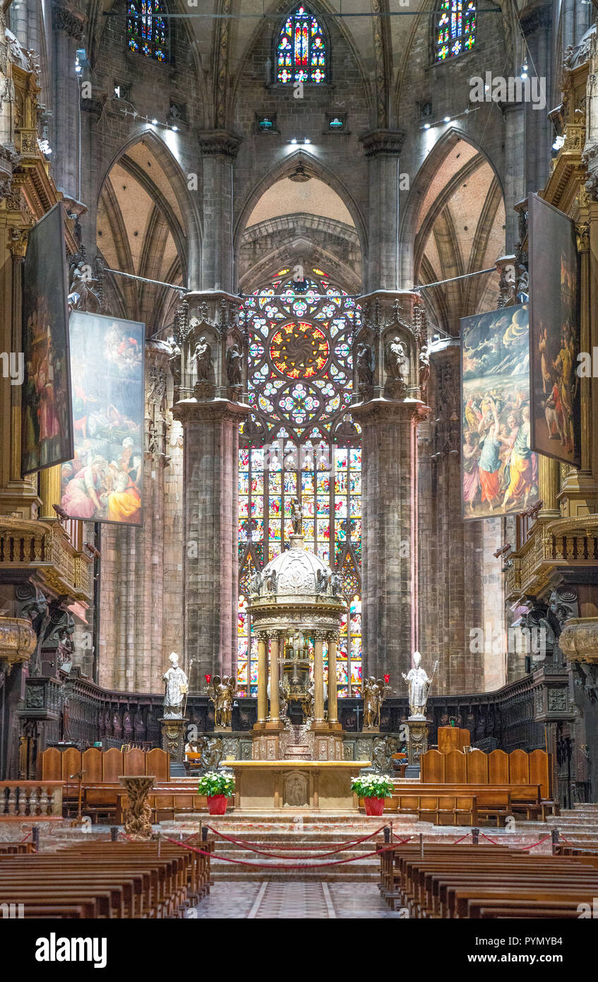 Milan, Italy, The interior of the Duomo Cathedral, the central nave with  the altar Stock Photo - Alamy