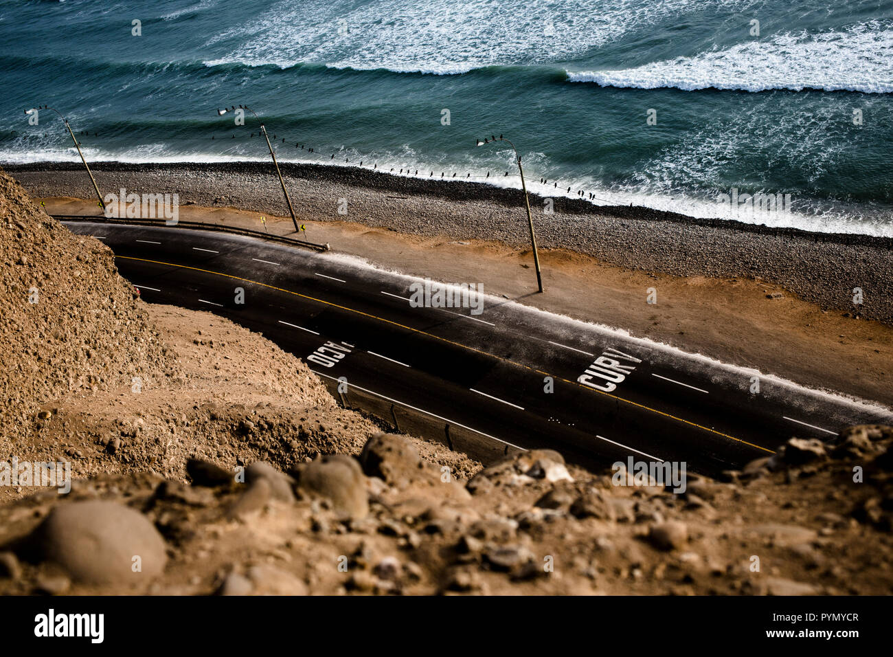Blick von oben auf eine Küstenstraße von Lima, Peru, Südamerika Stock Photo