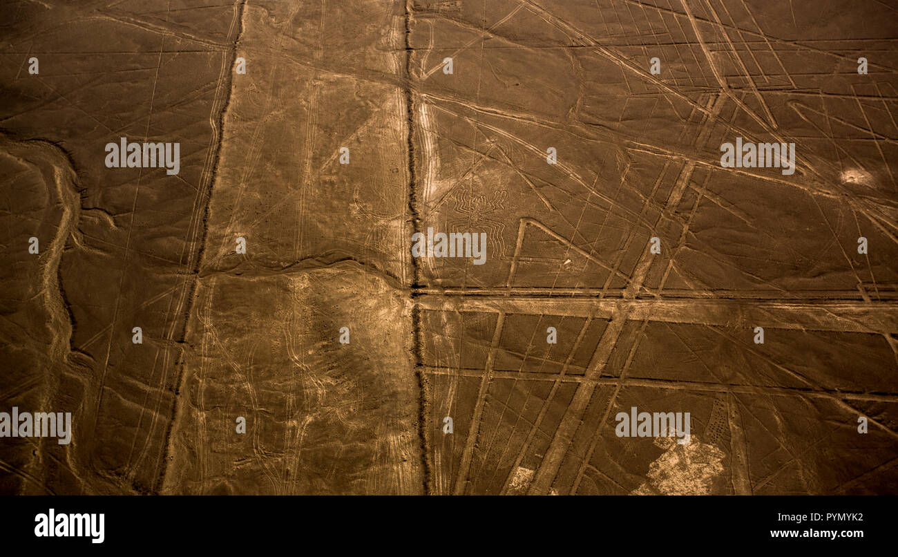 Blick von oben auf die Nazca Linien in Peru, Nazca, Südamerika Stock Photo
