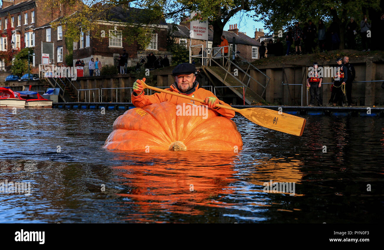 Tom Pearcy rowing a pumpkin boat down the River Ouse in York Stock