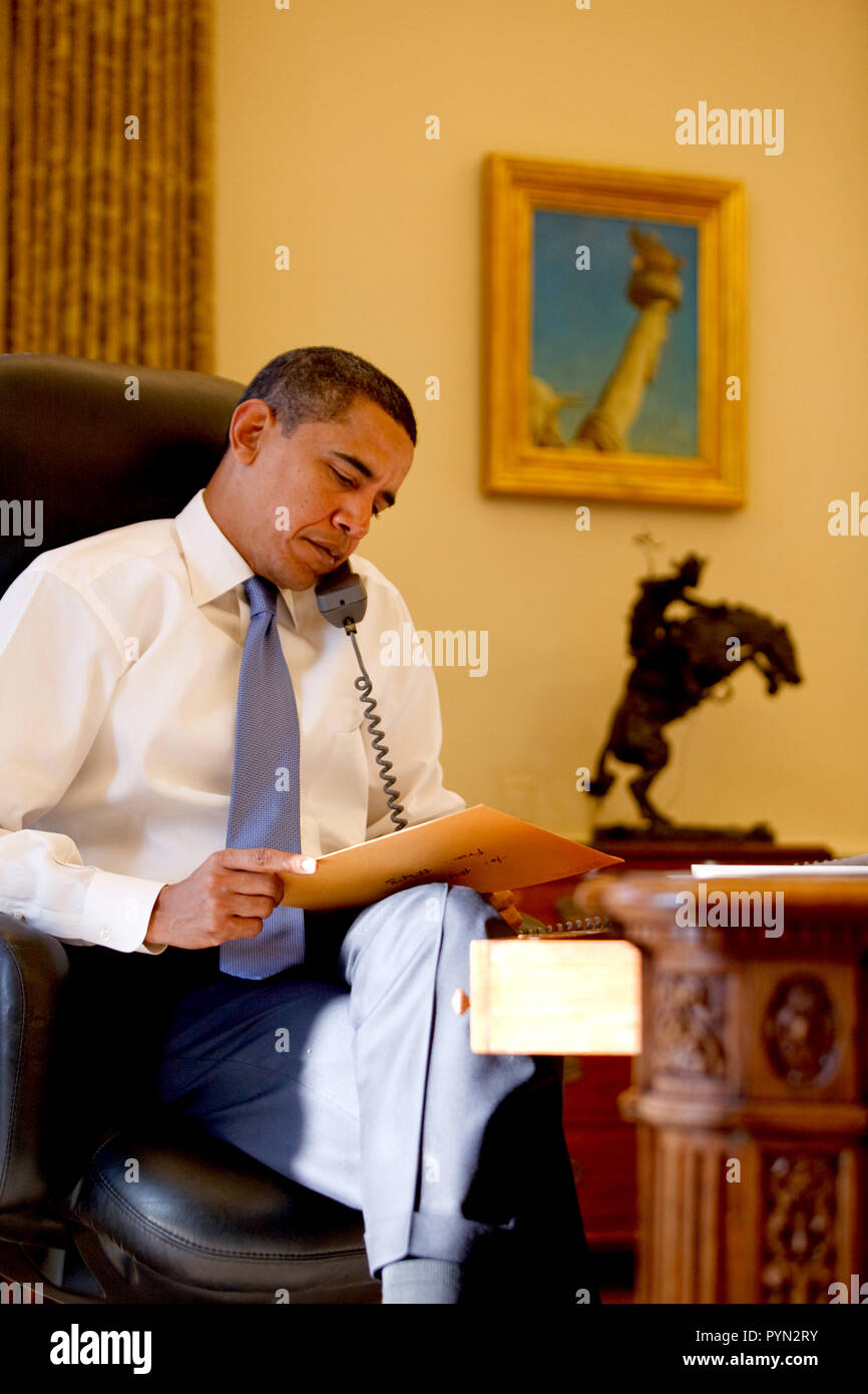 President Barack Obama reads the letter left in the Oval Office Resolute Desk for him the previous day, by former President George W. Bush. The letter from the previous president to the incoming president has become a White House tradition. 1/21/09 Stock Photo