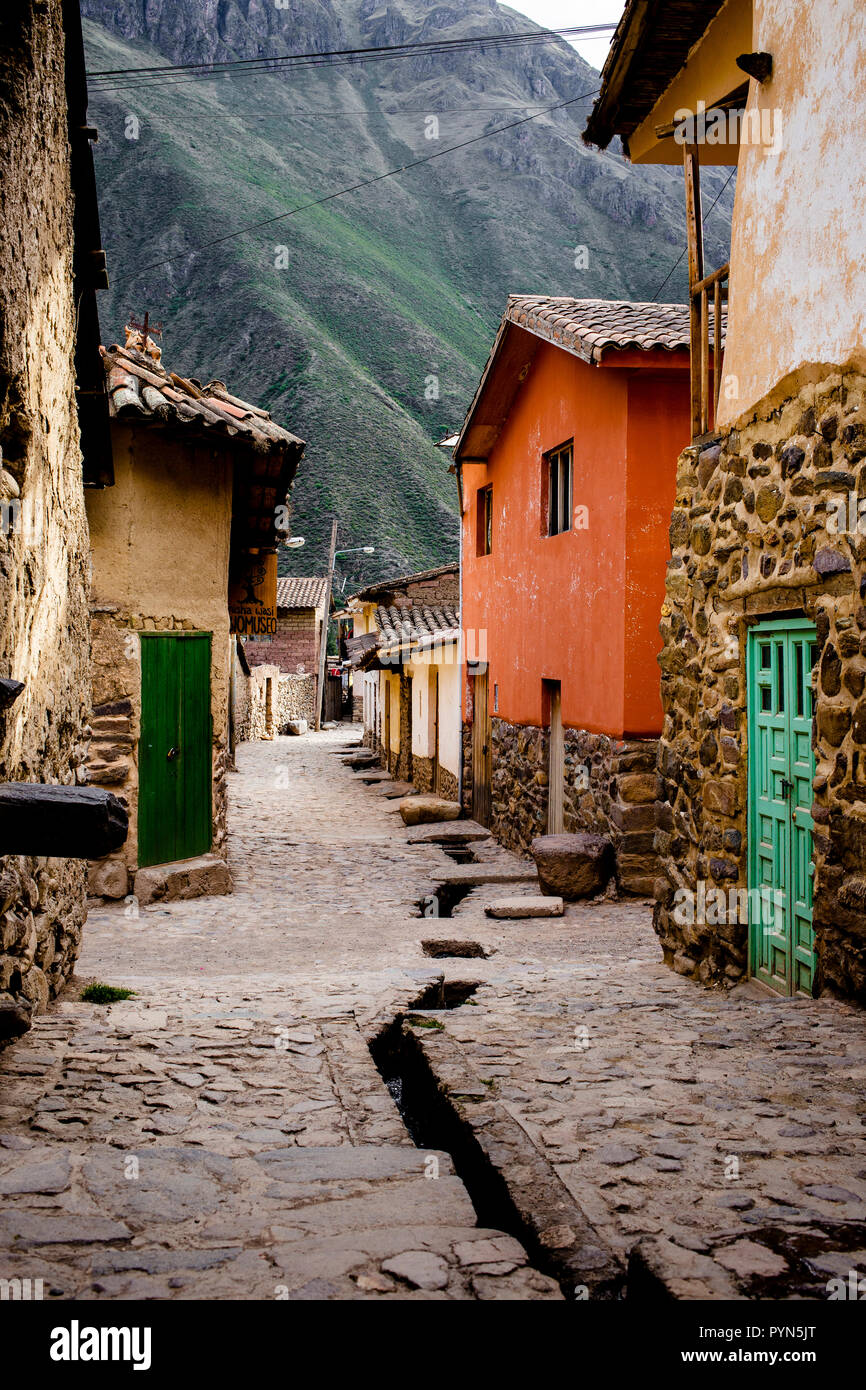 Fußweg in Ollantaytambo, Peru , auf dem Weg nach Machu Picchu , Path in Ollantaytambo, Peru , on the way to Machu Picchu Stock Photo