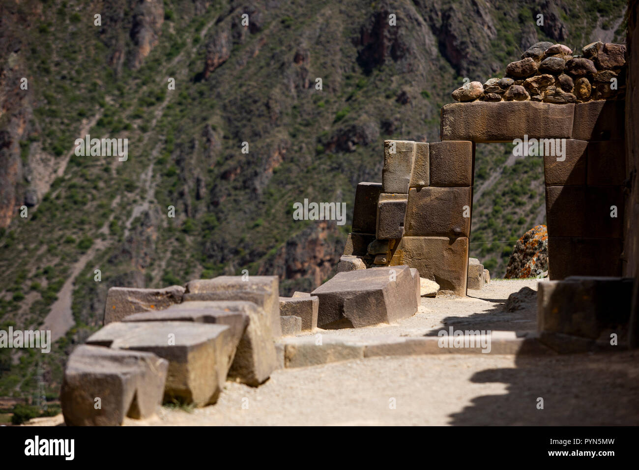 Archäologische Stätte , Piramide Pakaritampu , Ollantaytambo , Peru Stock Photo