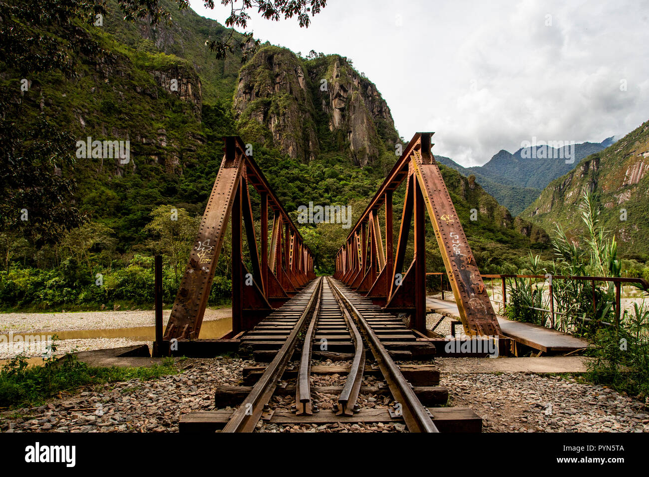 Zu Fuß auf dem Weg nach Machu Picchu, den Zuggleisen entlang / On foot on the way to Machu Picchu, along the train tracks , Peru Südamerika Stock Photo