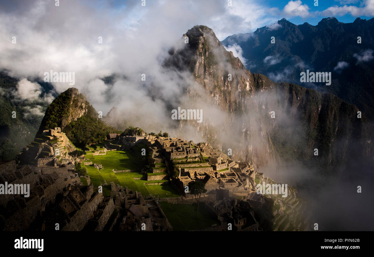 Machu Picchu im Nebel, wolkenverhangen in den Morgenstunden, foggy Machu Picchu ,  Peru Stock Photo