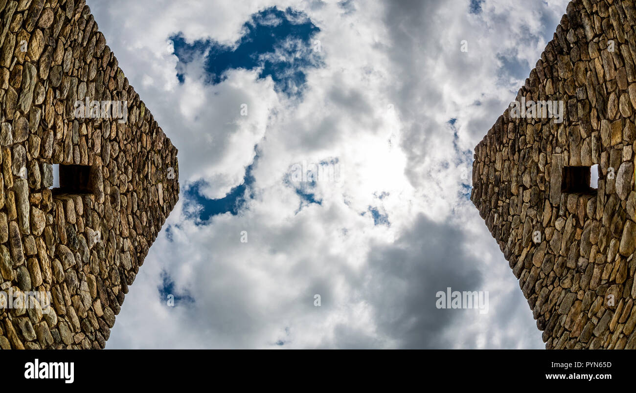 Mauern von machu picchu aus einer ungewöhnlichen Perspektive von unten Stock Photo