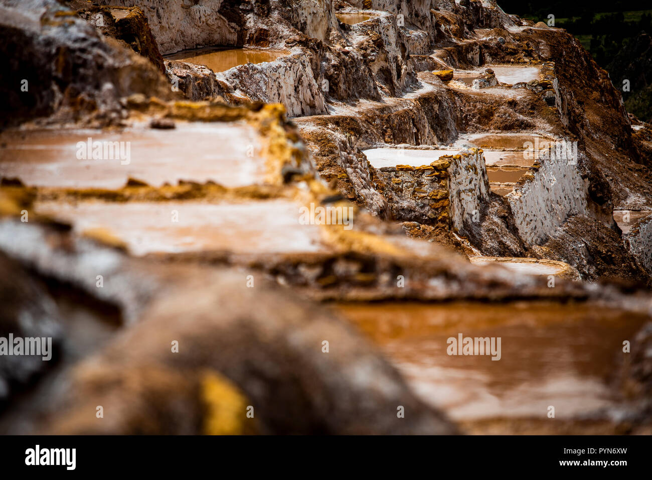 Salzbecken zur Salzgewinnung in Maras , Peru , Südamerika Stock Photo