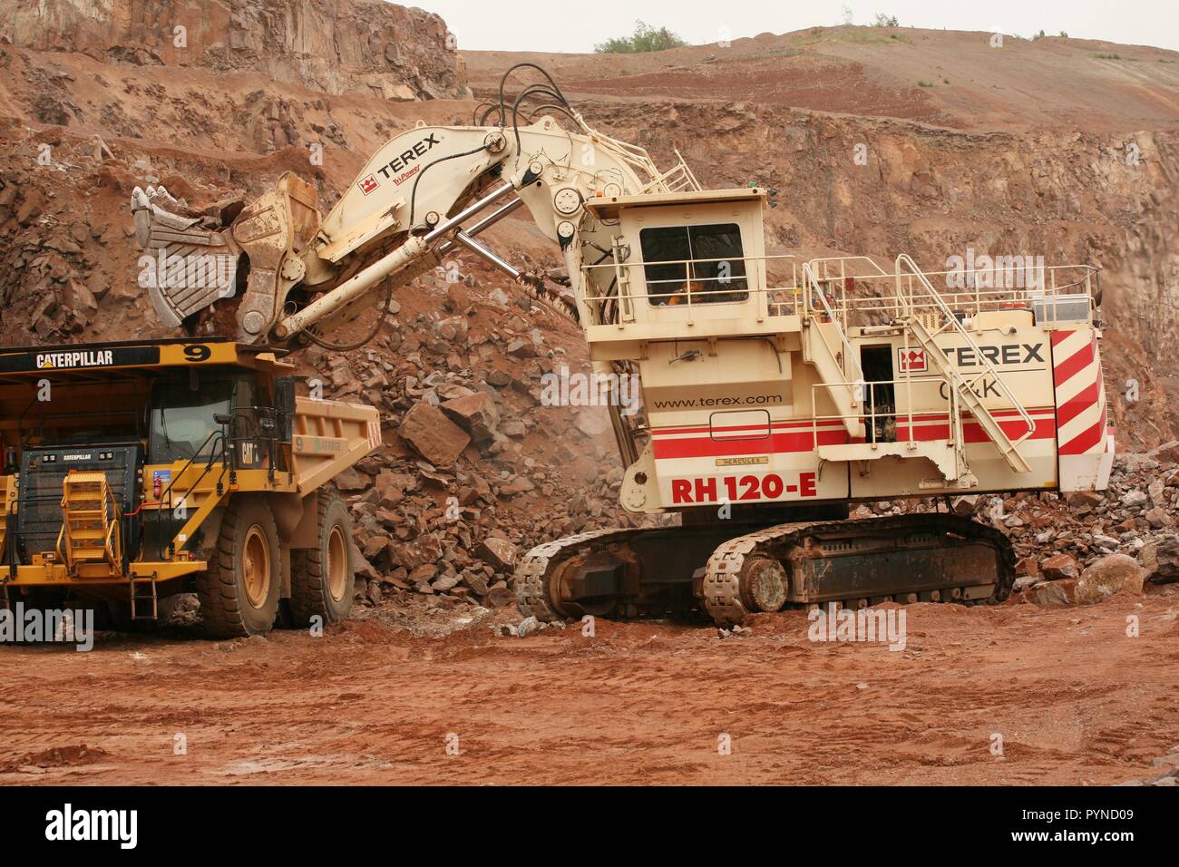 Terex RH120E Hydraulic face shovel loading rock at Lafarge's Mountsorrel Quarry in Leicestershire. Stock Photo