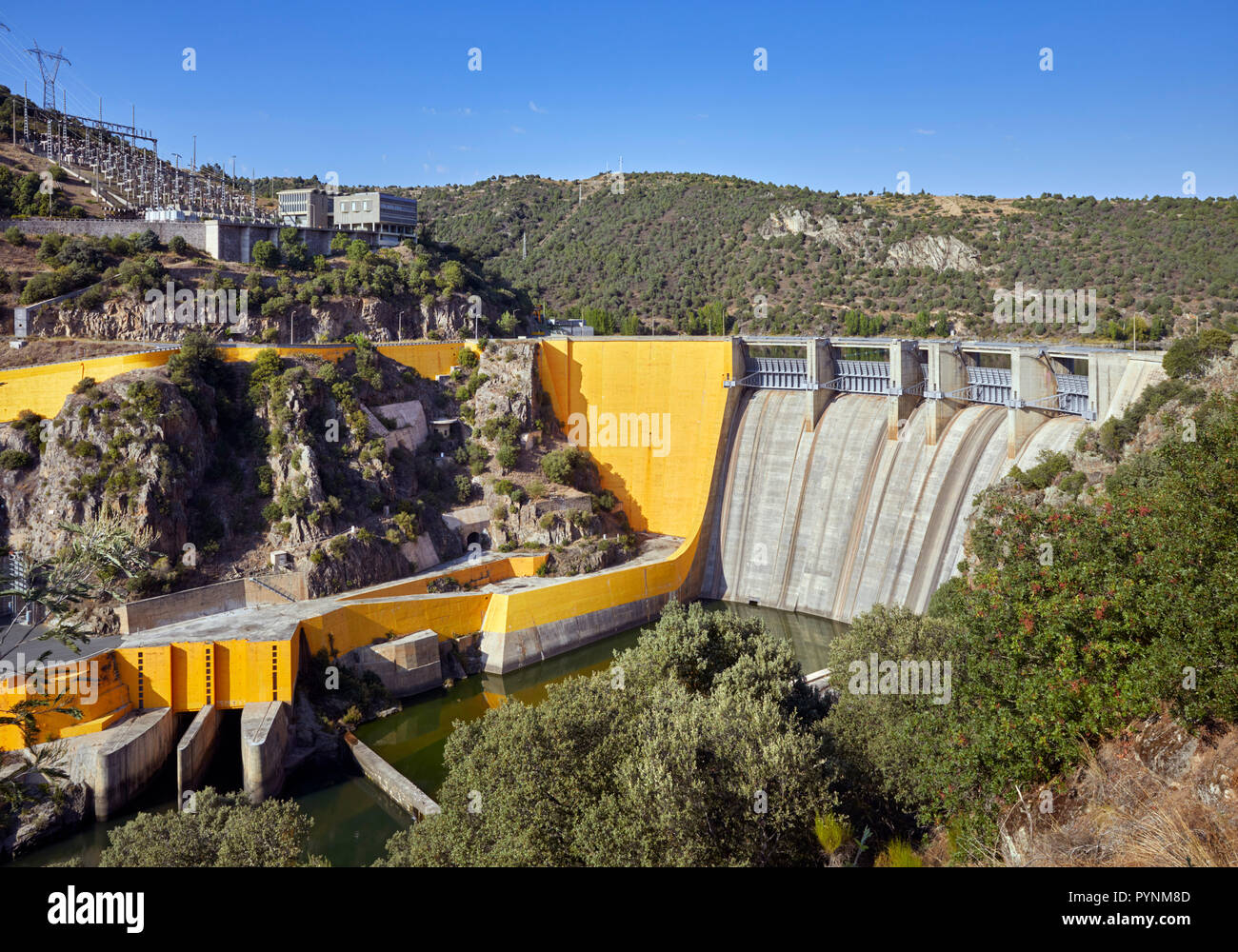 The Bemposta Dam on the Río Duero with Spain in foreground and Portugal on the far side.  Near Fermoselle, Castilla y León, Spain. Stock Photo