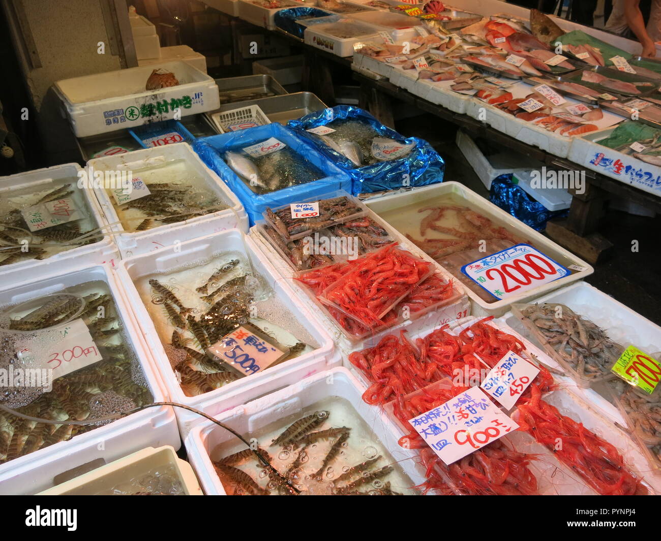 Street scene of a Japanese food market in central Tokyo: fish and seafood Stock Photo