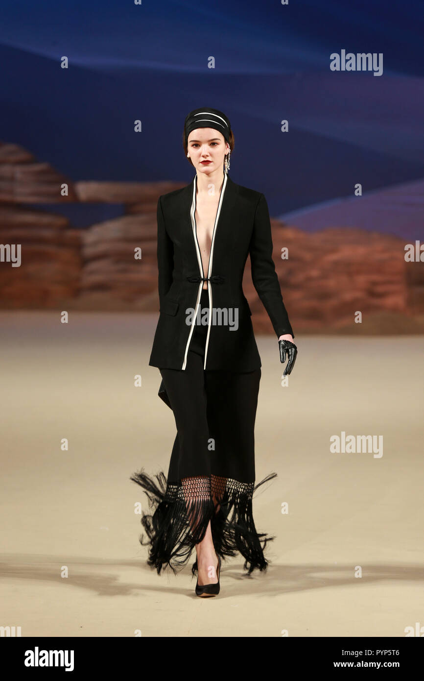 Beijing, Beijing, China. 30th Oct, 2018. Beijing, CHINA-Chinese fashion designer Xiong Ying releases her latest creations at China Fashion Week S/S 2019 in Beijing, China. Credit: SIPA Asia/ZUMA Wire/Alamy Live News Stock Photo
