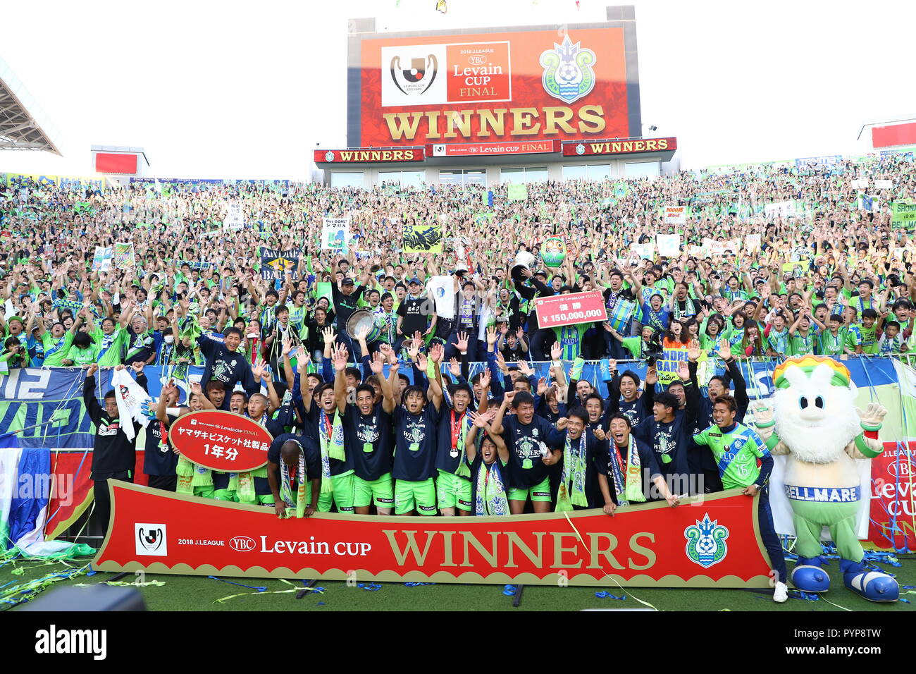 Saitama Japan 27th Oct 18 Shonan Bellmare Team Group Football Soccer Shonan Bellmare Players Celebrate With Fans And The Club Mascot King Bell After Winning The 18 J League Ybc Levain Cup Final