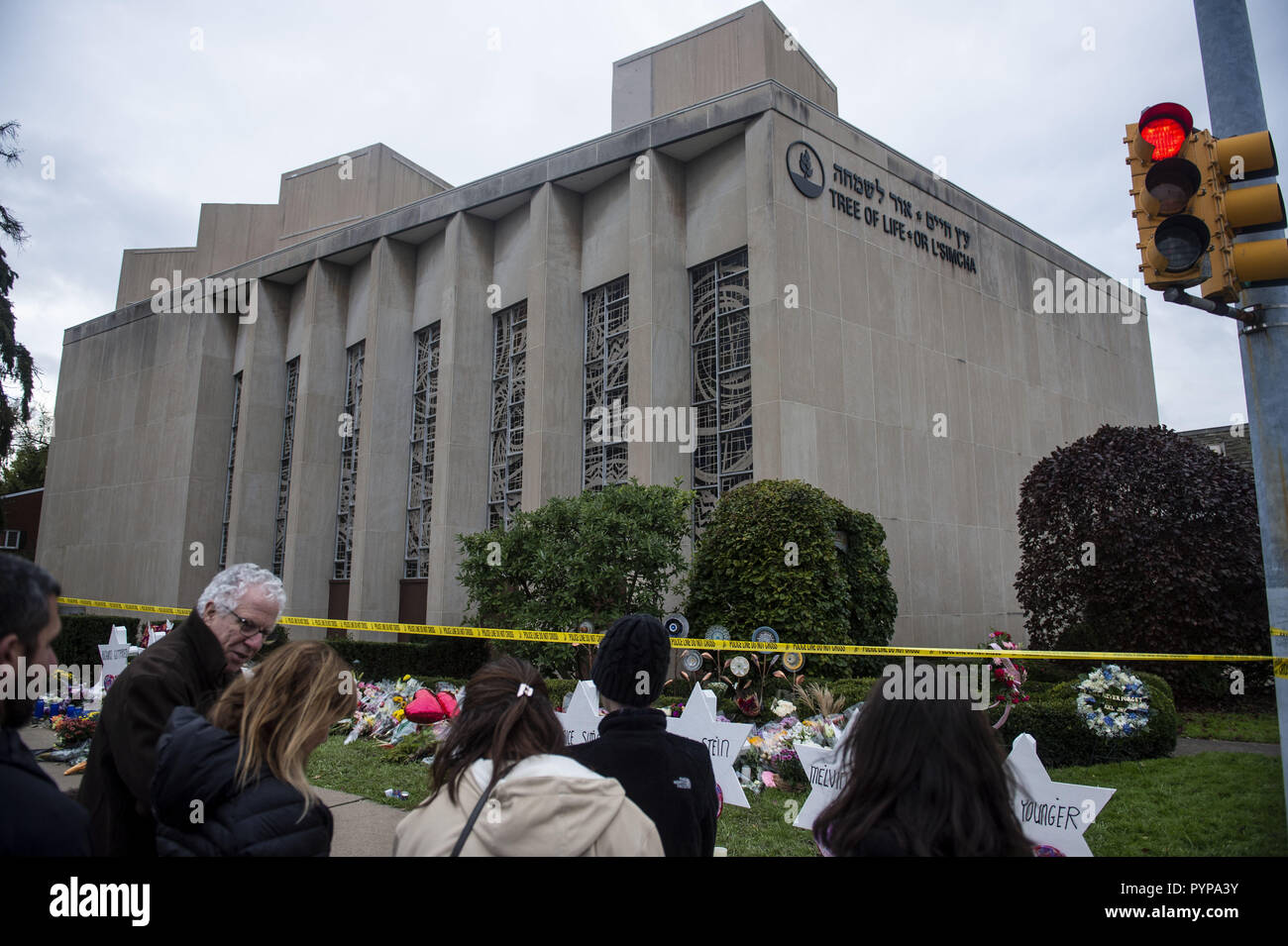 Pittsburgh, Pennsylvania, USA. 29th Oct, 2018. Mourners seen at the memorial service for the victims of the Tree of Life Massacre. Members of Pittsburgh and the Squirrel Hill community pay their respects at the memorial to the 11 victims of the Tree of Life Synagogue massacre perpetrated by suspect Robert Bowers on Saturday, October 27. Credit: Matthew Hatcher/SOPA Images/ZUMA Wire/Alamy Live News Stock Photo