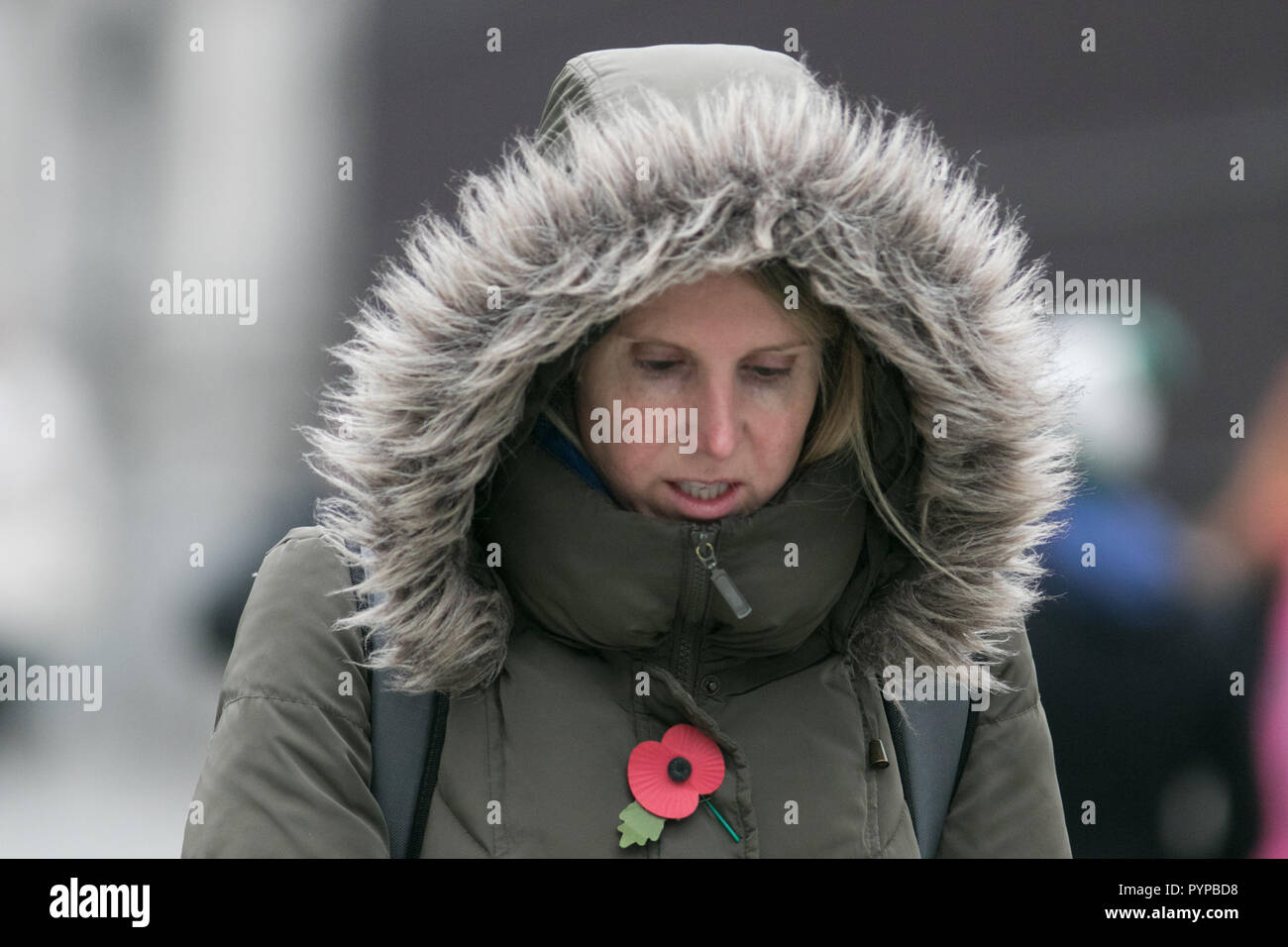London, UK. 30th Oct, 2018. Morning commuters brave the cold October weather in London as temperatures drop Credit: amer ghazzal/Alamy Live News Stock Photo