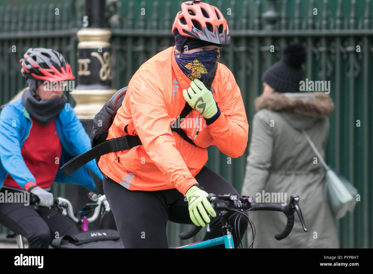 London, UK. 30th Oct, 2018. Morning commuters brave the cold October weather in London as temperatures drop Credit: amer ghazzal/Alamy Live News Stock Photo