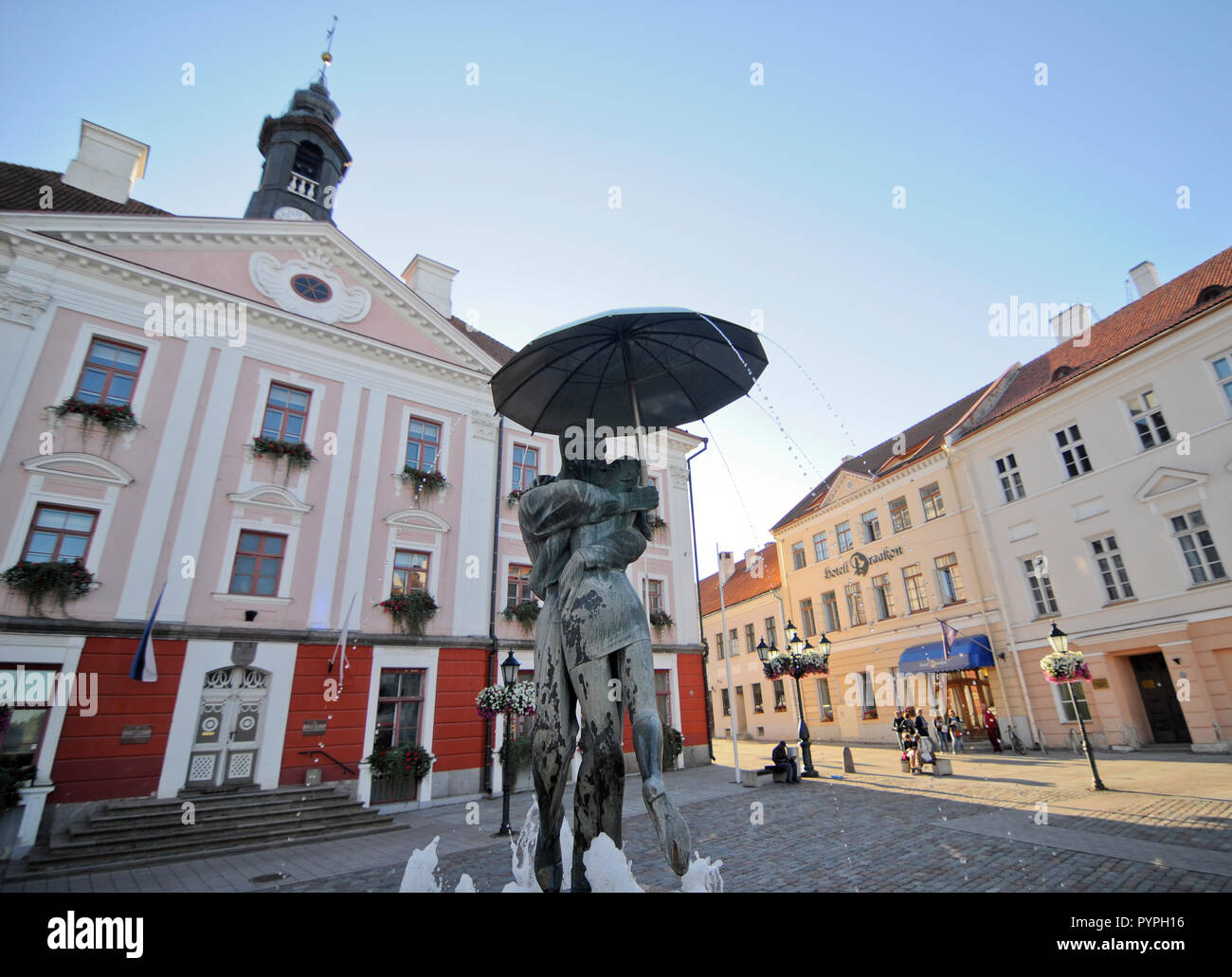 The Kissing Students' sculpture and fountain, Town Hall Square (Raekoja plats), Tartu, Estonia Stock Photo