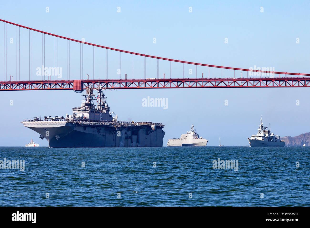 The Wasp Class Amphibious Assault Ship USS Bonhomme Richard (LHD-6) leads the Canadian Halifax Class Frigate  HMCS Vancouver (FFH 331) and  Independen Stock Photo