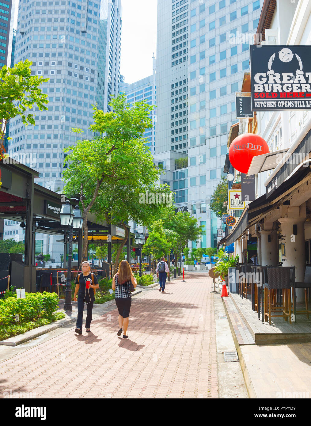 SINGAPORE JANUARY 16, 2017 People walking at Boat Quay restaurant