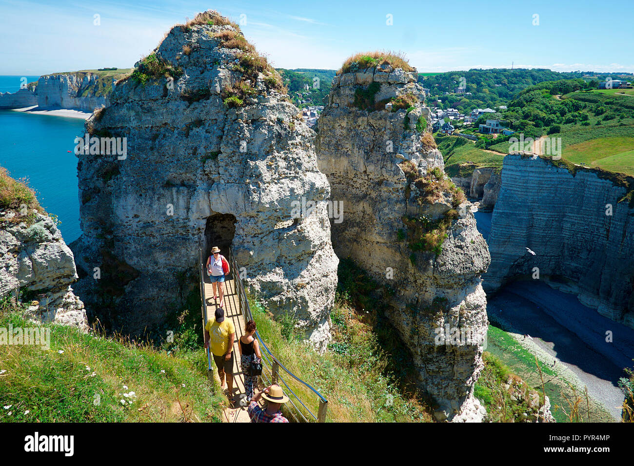 Oberhalb von Porte d«Aval, Fels mit Gang. On top of Porte d«Aval, cliff with passageway/ gang/ walk. Stock Photo